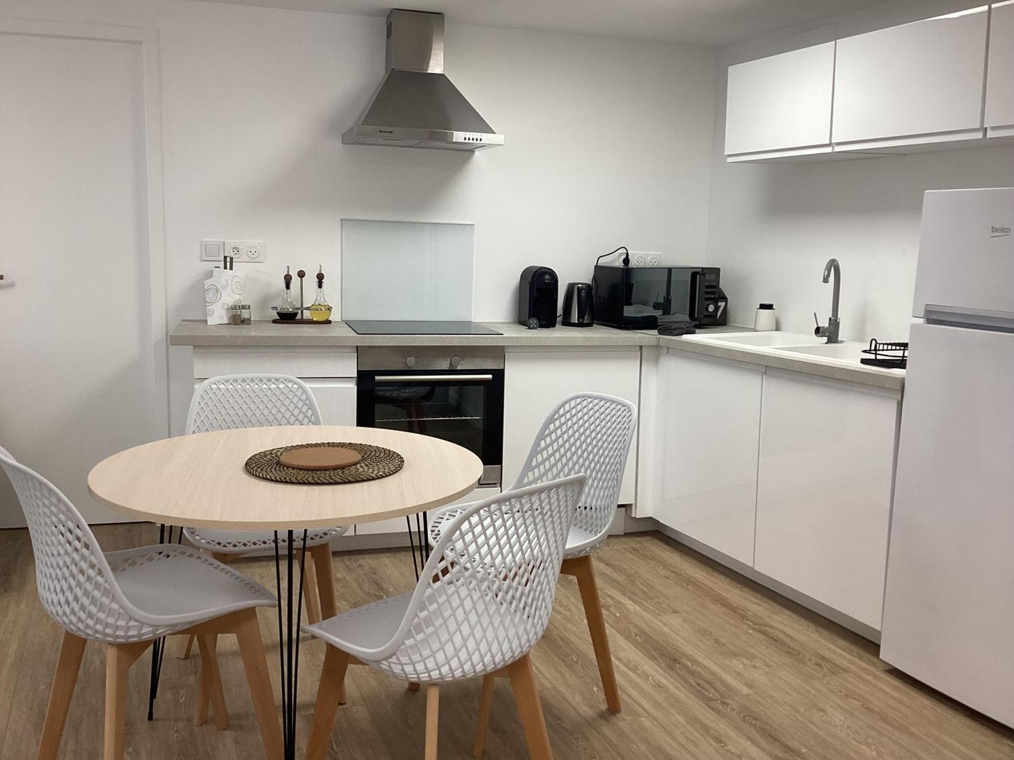 Appartement Hebergement Renove Place Du Palais Avec Parking Bordeaux