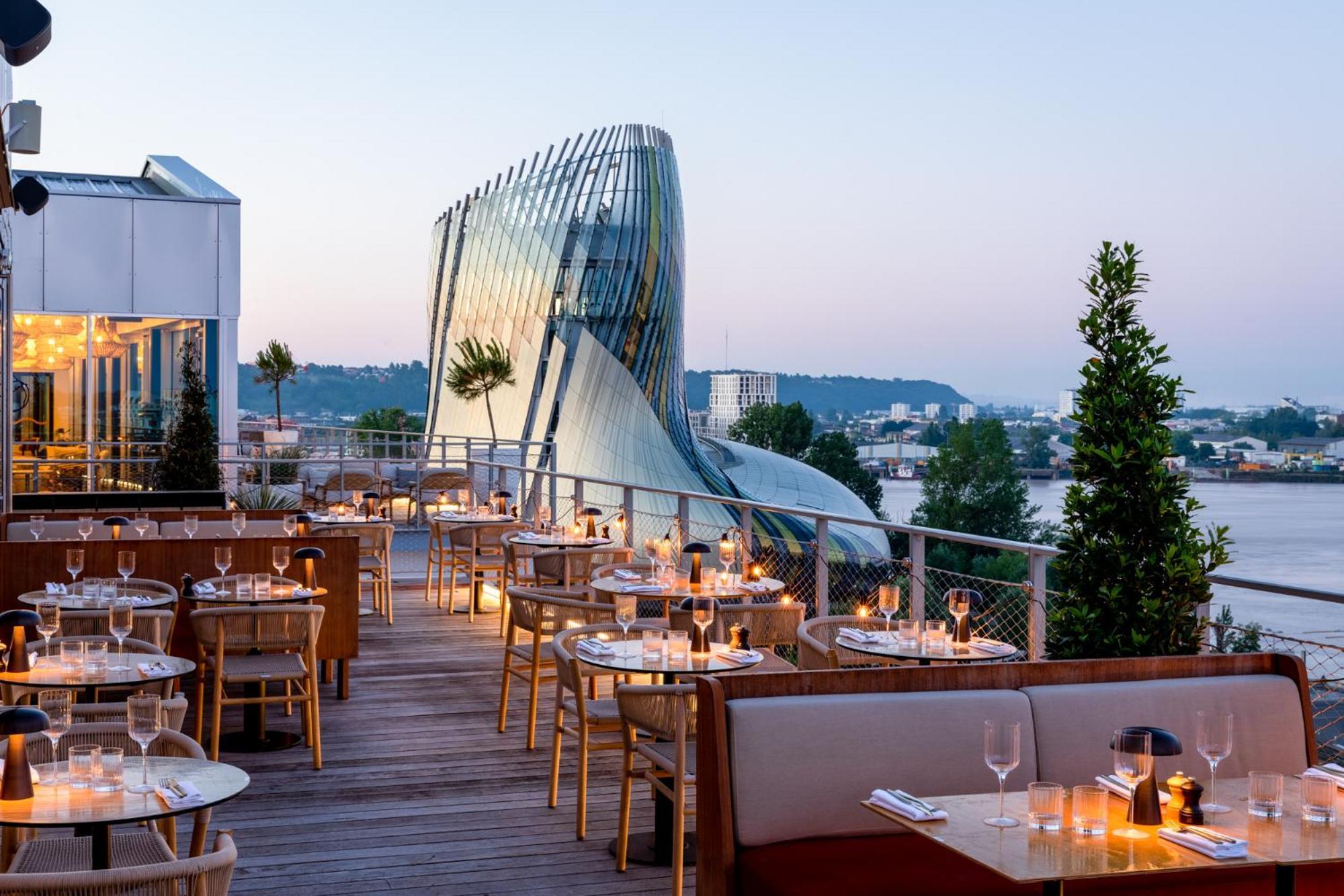 Renaissance Hotel 4*