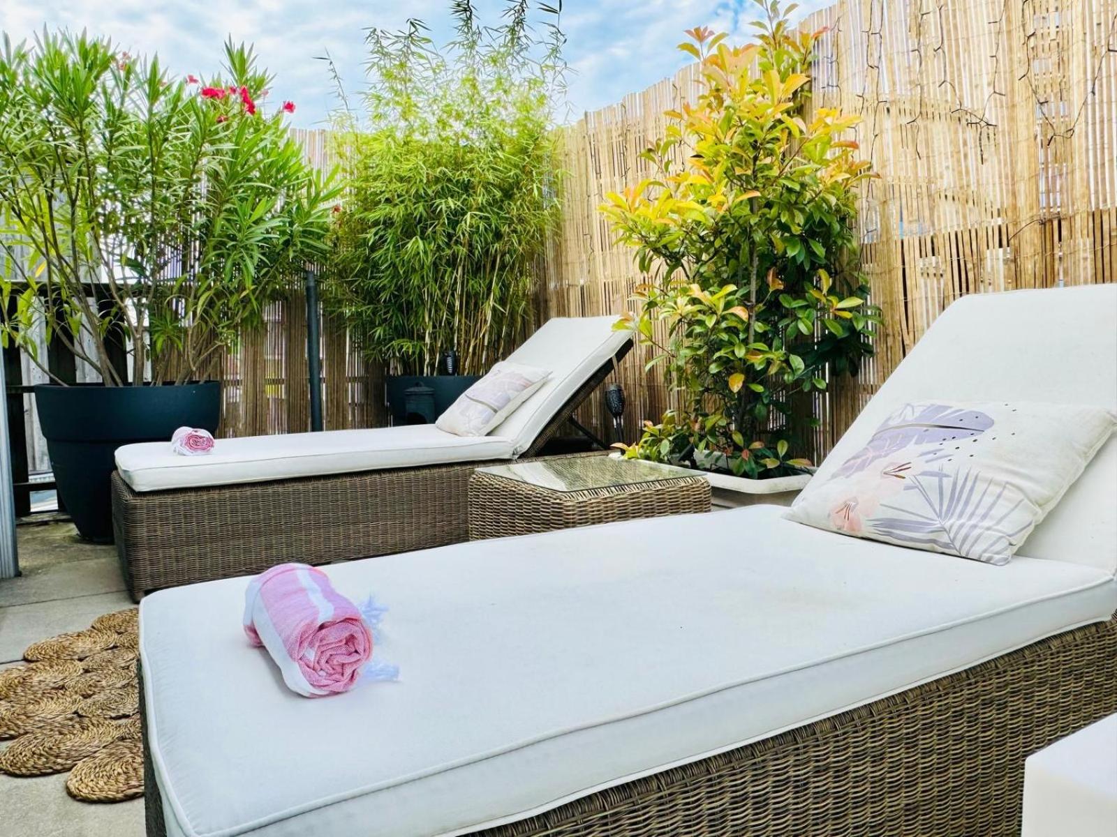Apartment Loft Atypique13om2-salon De 40m2, Rooftop Et Patio Couvert Dep Tardif 13h-pkg Gratuit Prive Sur Place ,clim