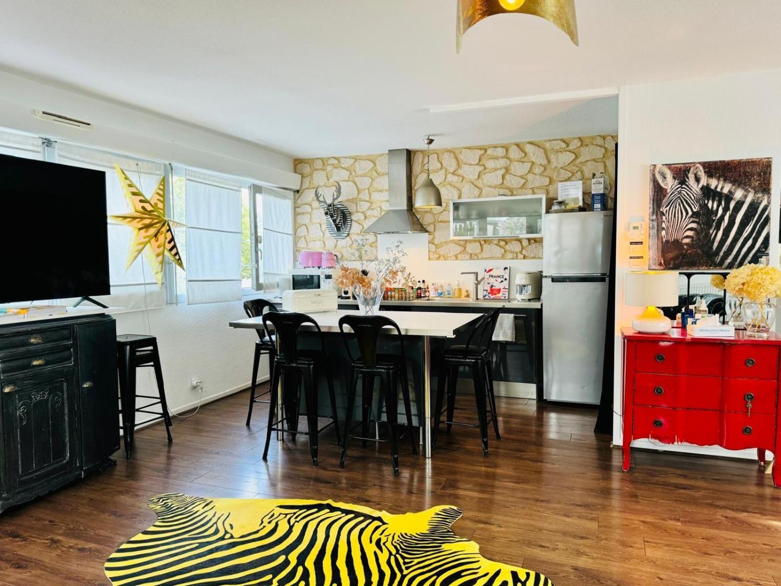 Loft Atypique13om2-salon De 40m2, Rooftop Et Patio Couvert Dep Tardif 13h-pkg Gratuit Prive Sur Place ,clim *