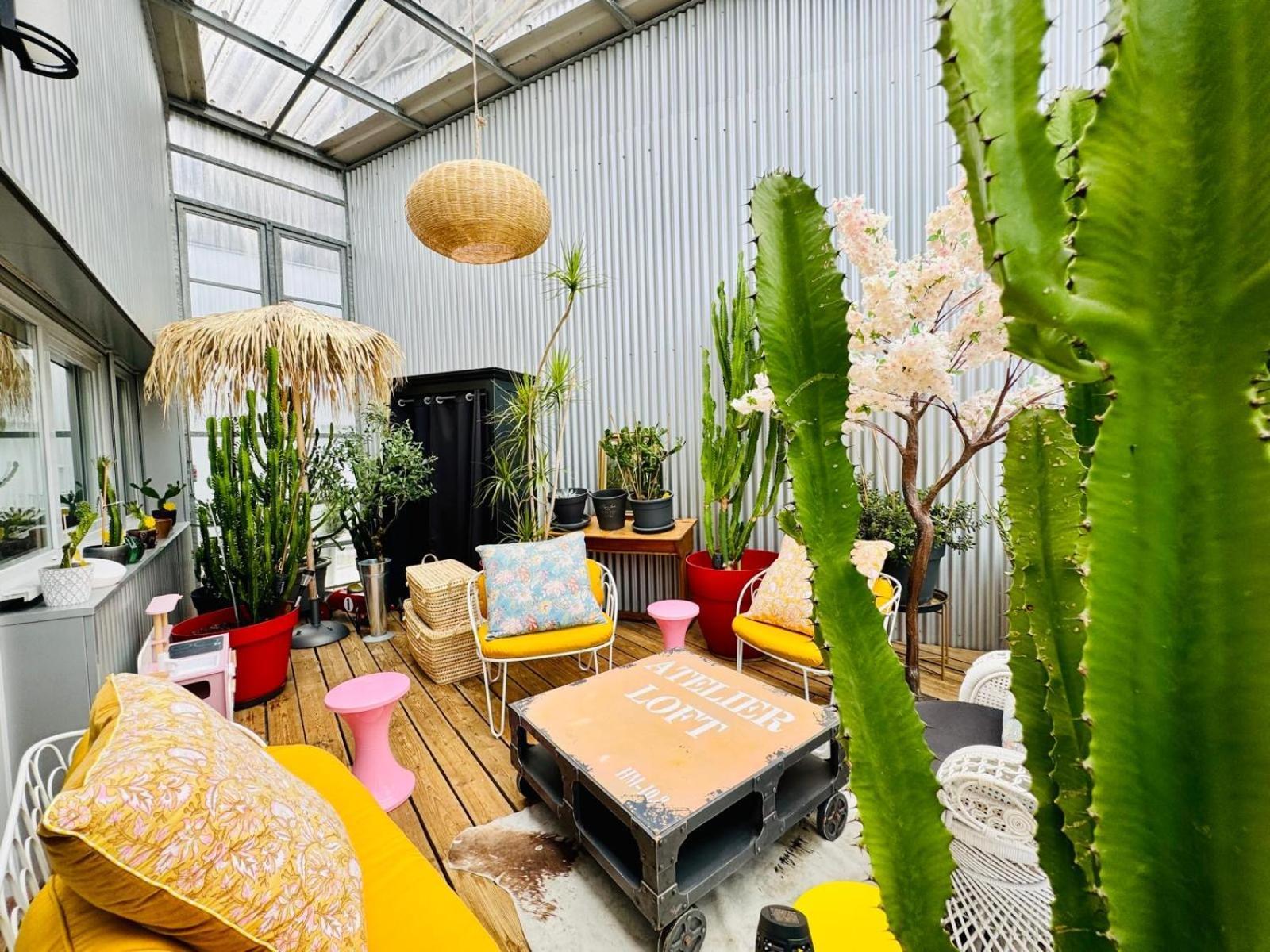 Apartment Loft Atypique13om2-salon De 40m2, Rooftop Et Patio Couvert Dep Tardif 13h-pkg Gratuit Prive Sur Place ,clim