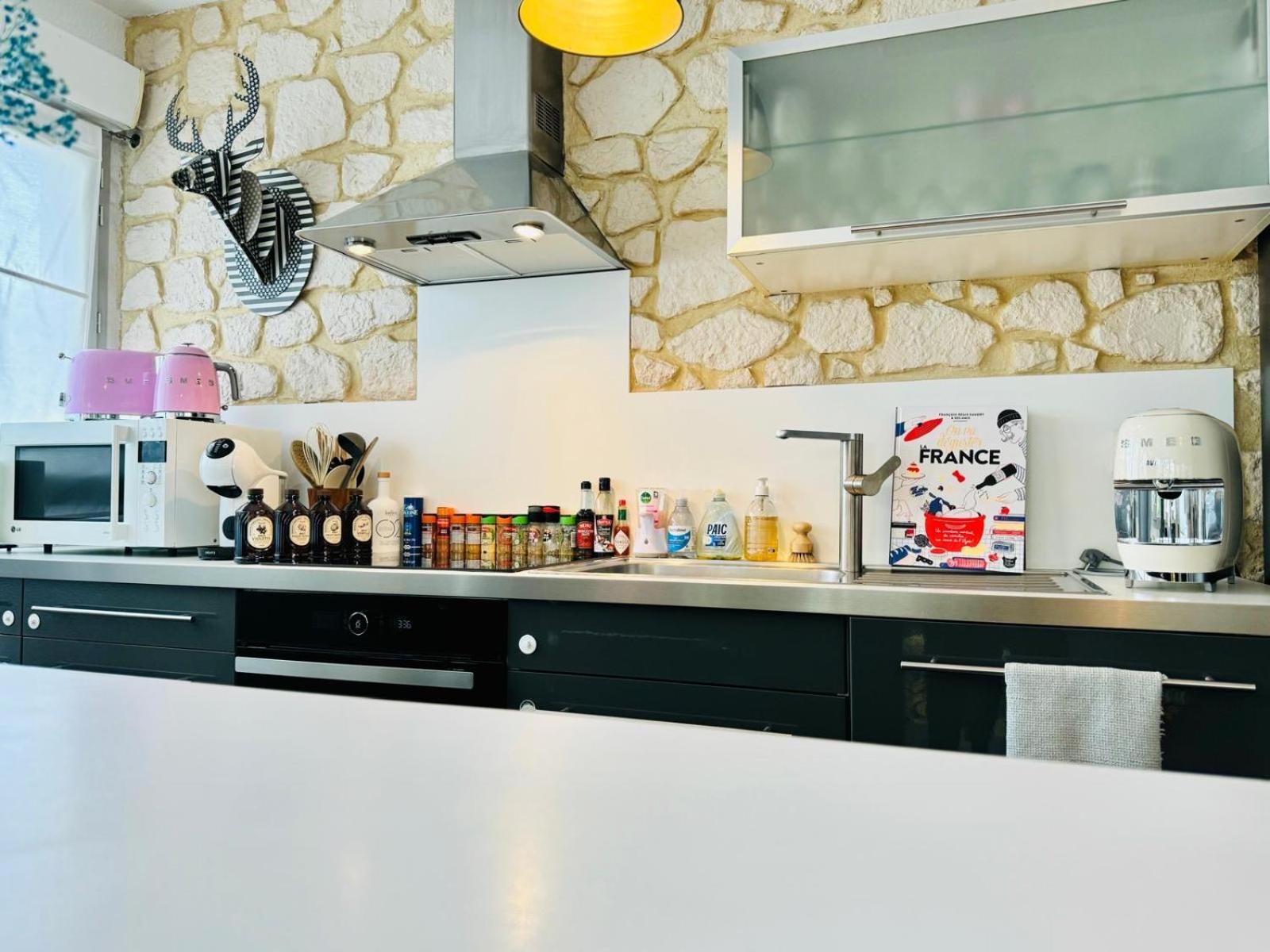 Loft Atypique13om2-salon De 40m2, Rooftop Et Patio Couvert Dep Tardif 13h-pkg Gratuit Prive Sur Place ,clim Apartment *