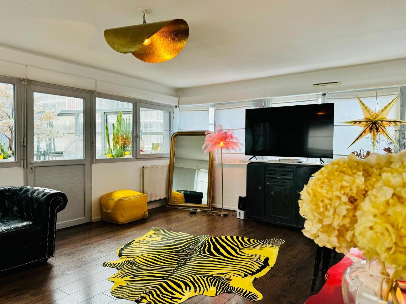 Apartment Loft Atypique13om2-salon De 40m2, Rooftop Et Patio Couvert Dep Tardif 13h-pkg Gratuit Prive Sur Place ,clim *