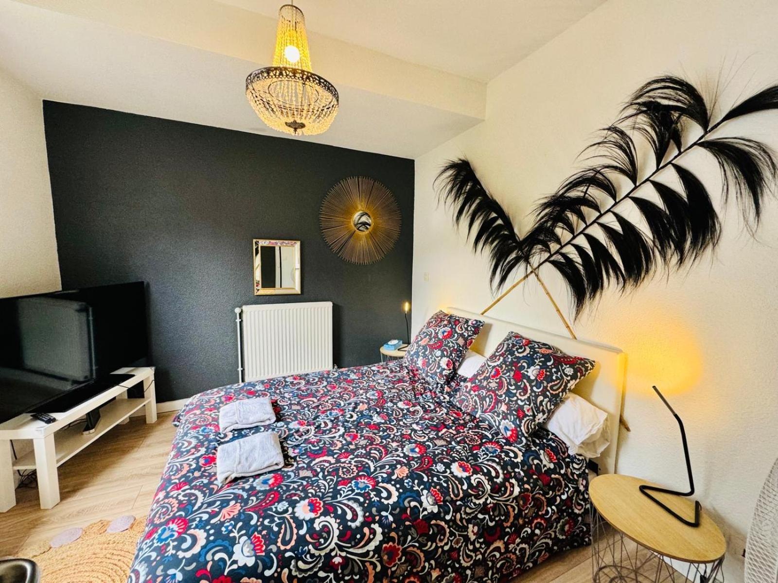 Apartment Loft Atypique13om2-salon De 40m2, Rooftop Et Patio Couvert Dep Tardif 13h-pkg Gratuit Prive Sur Place ,clim