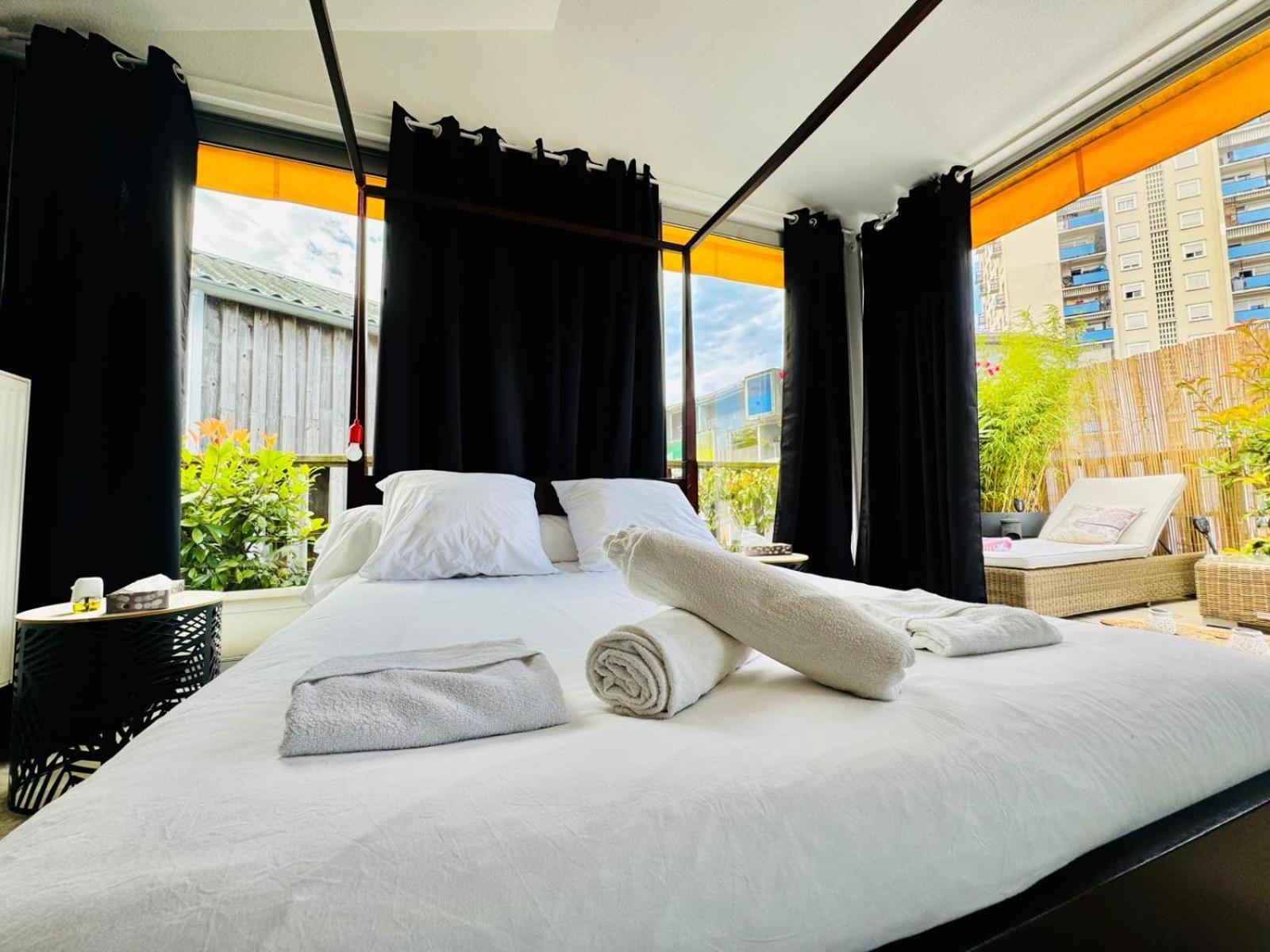 Loft Atypique13om2-salon De 40m2, Rooftop Et Patio Couvert Dep Tardif 13h-pkg Gratuit Prive Sur Place ,clim Apartment *