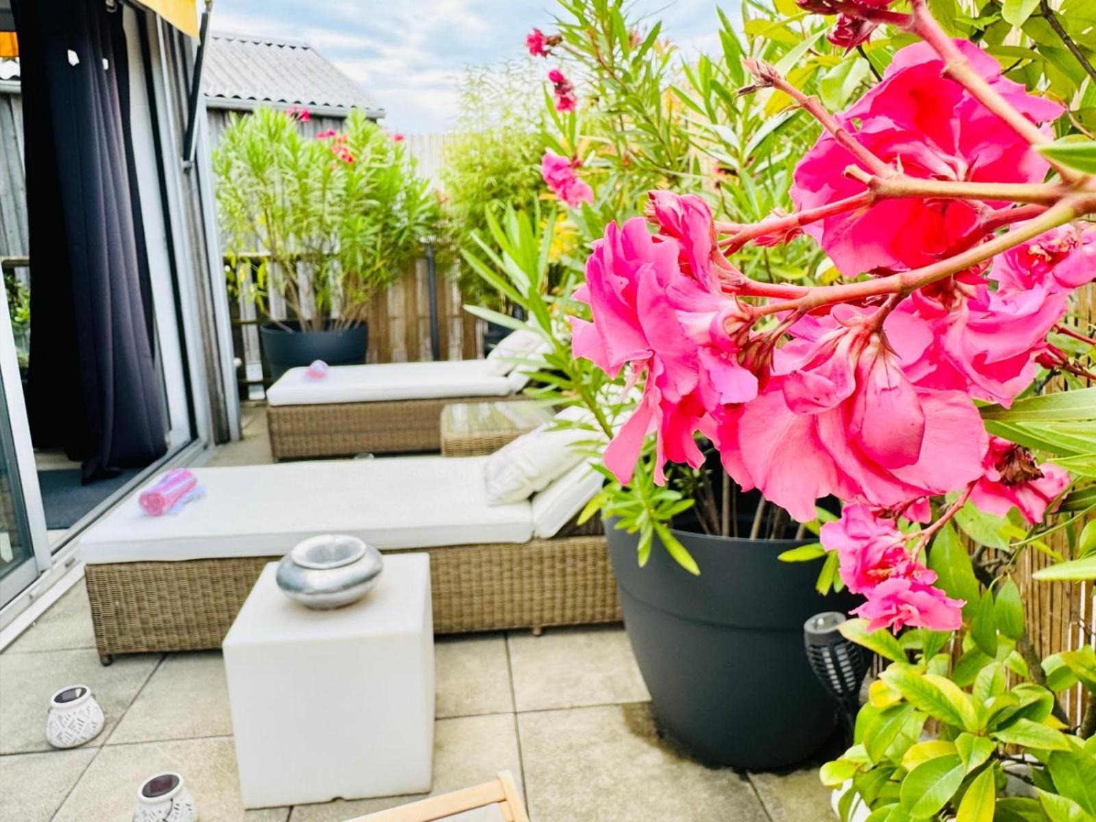 Apartment Loft Atypique13om2-salon De 40m2, Rooftop Et Patio Couvert Dep Tardif 13h-pkg Gratuit Prive Sur Place ,clim *