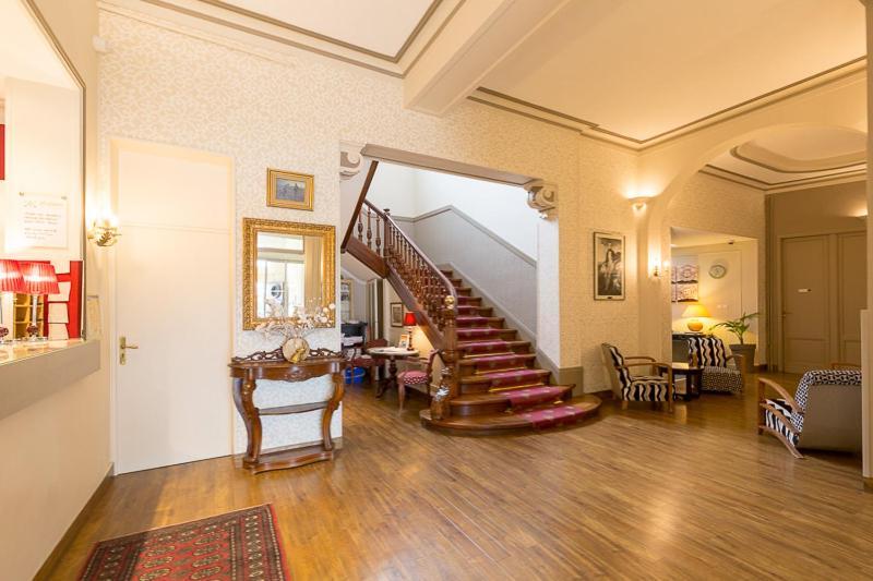 Hotel Regina Gare Saint-jean 2*