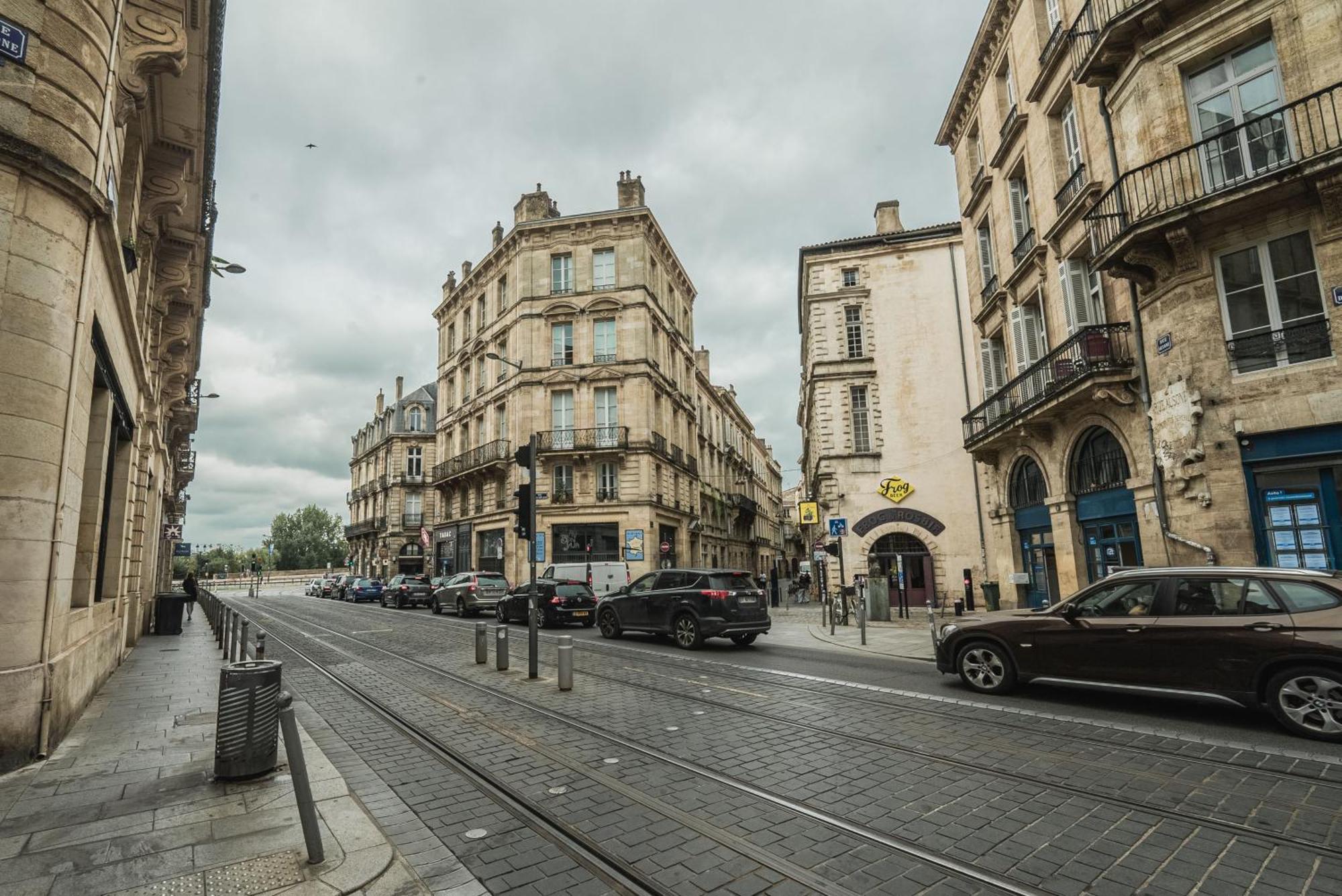 Appartement Hebergement Renove Place Du Palais Avec Parking Bordeaux