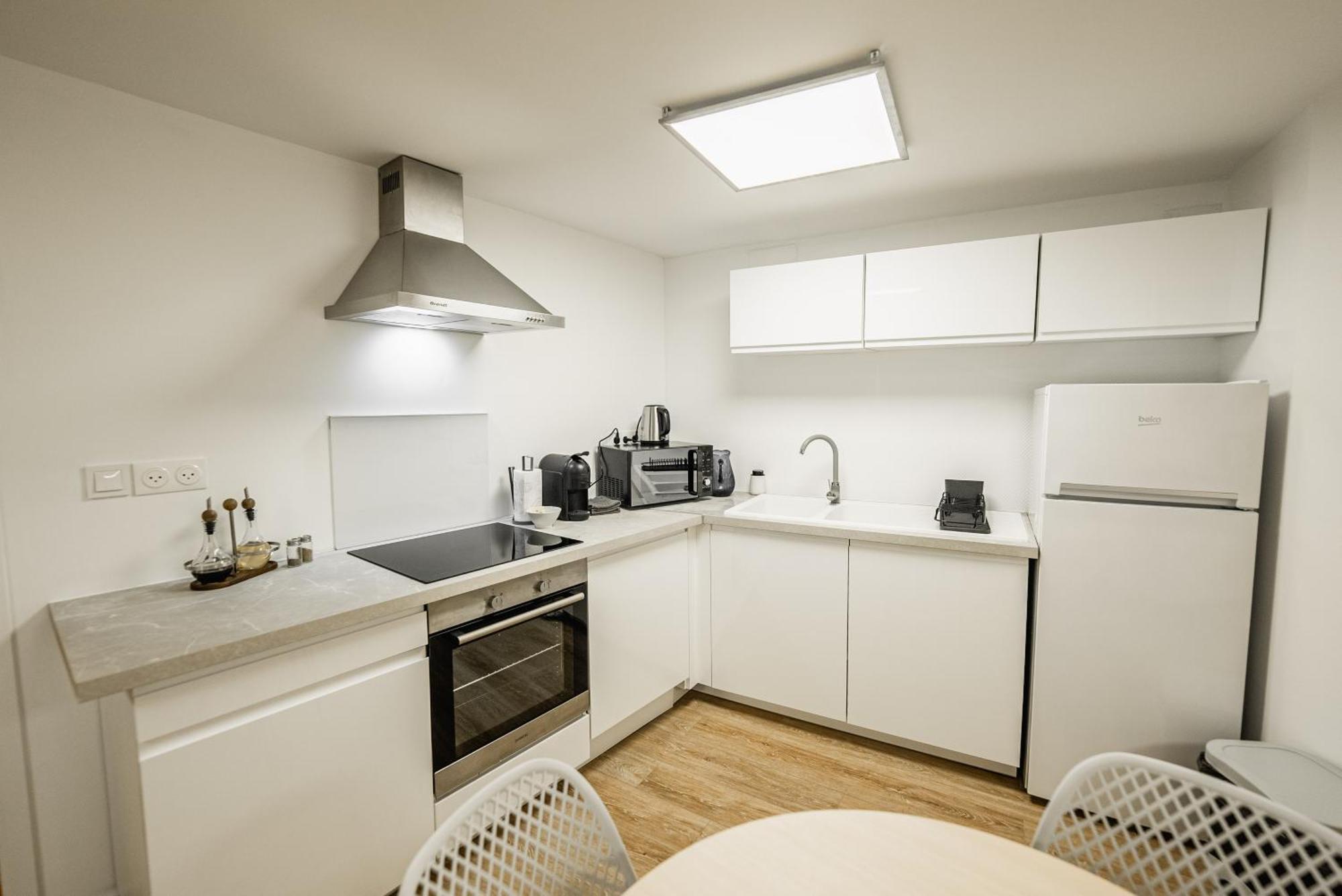 Appartement Hebergement Renove Place Du Palais Avec Parking Bordeaux