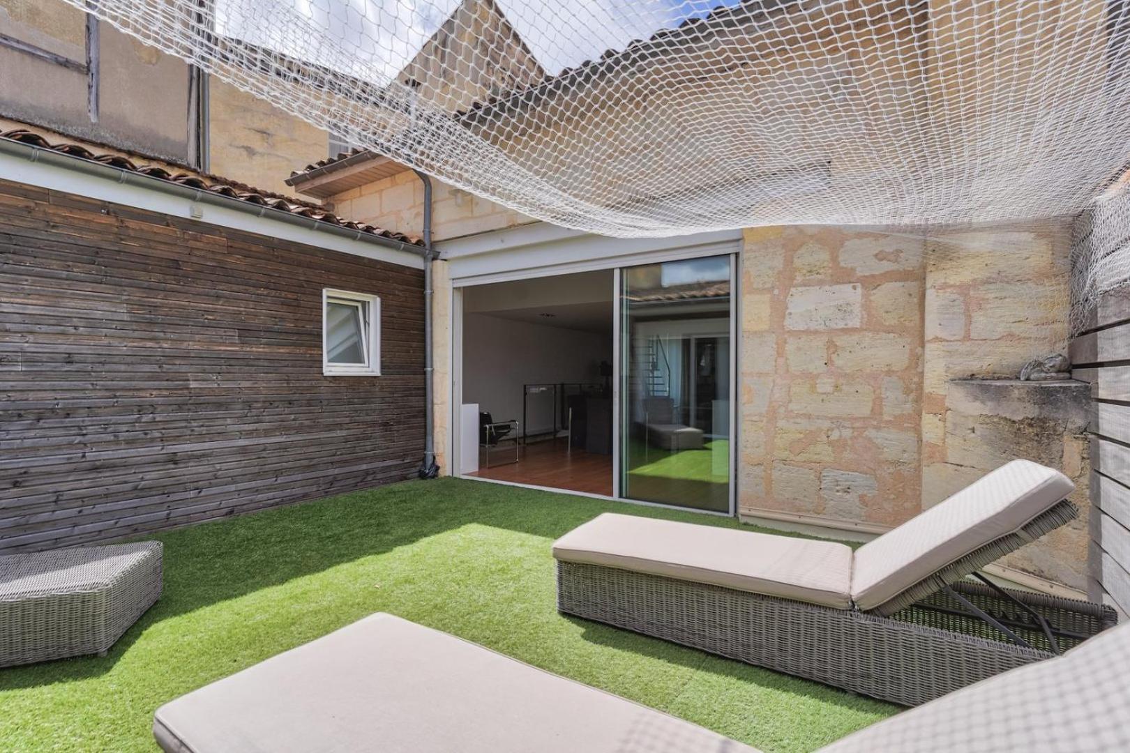 Superbe Loft Avec Patio A Apartment