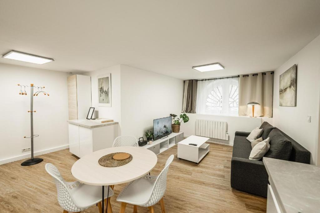 Apartment Renove Place Du Palais Avec Parking Bordeaux