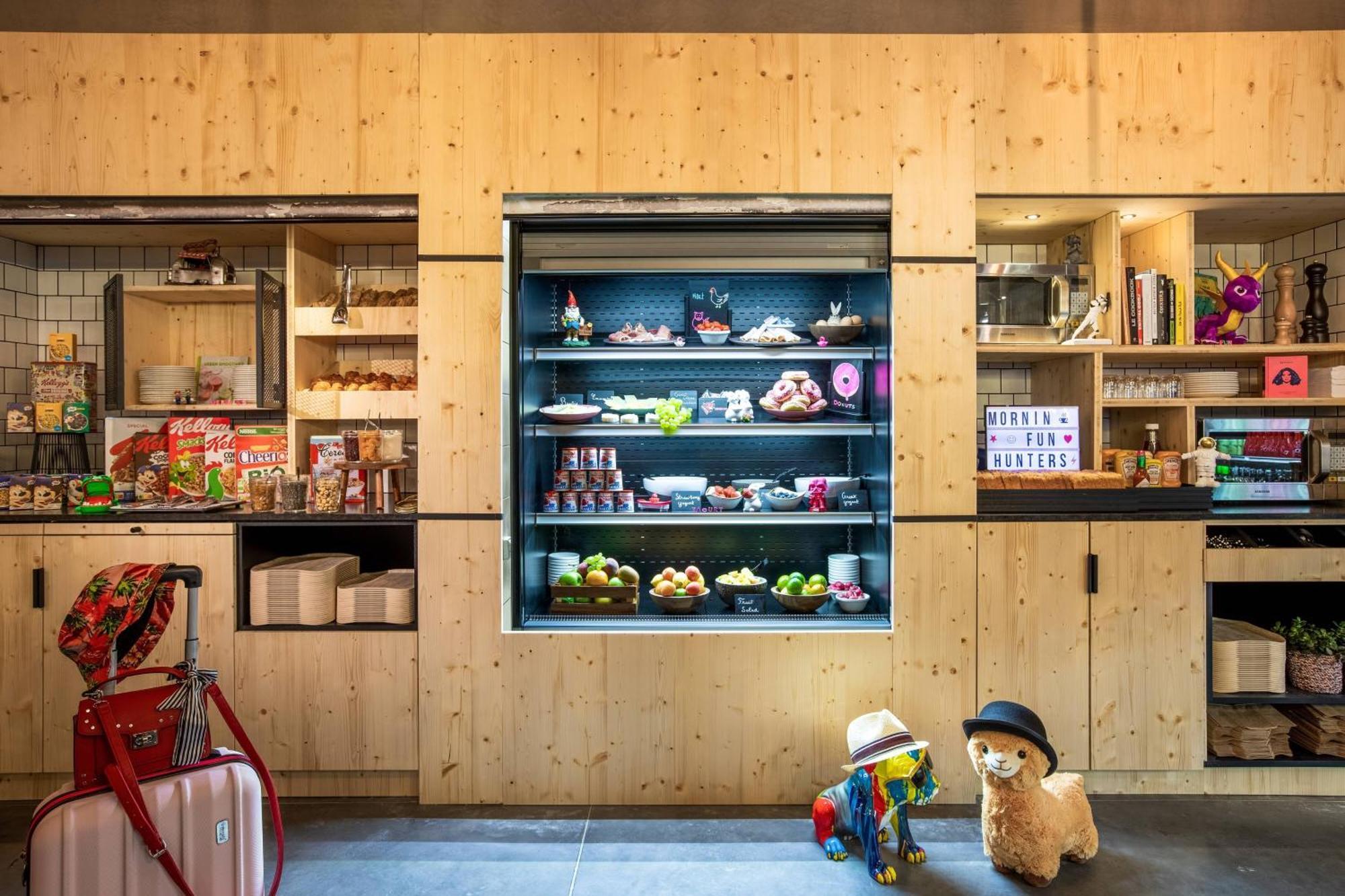 Moxy Khách sạn