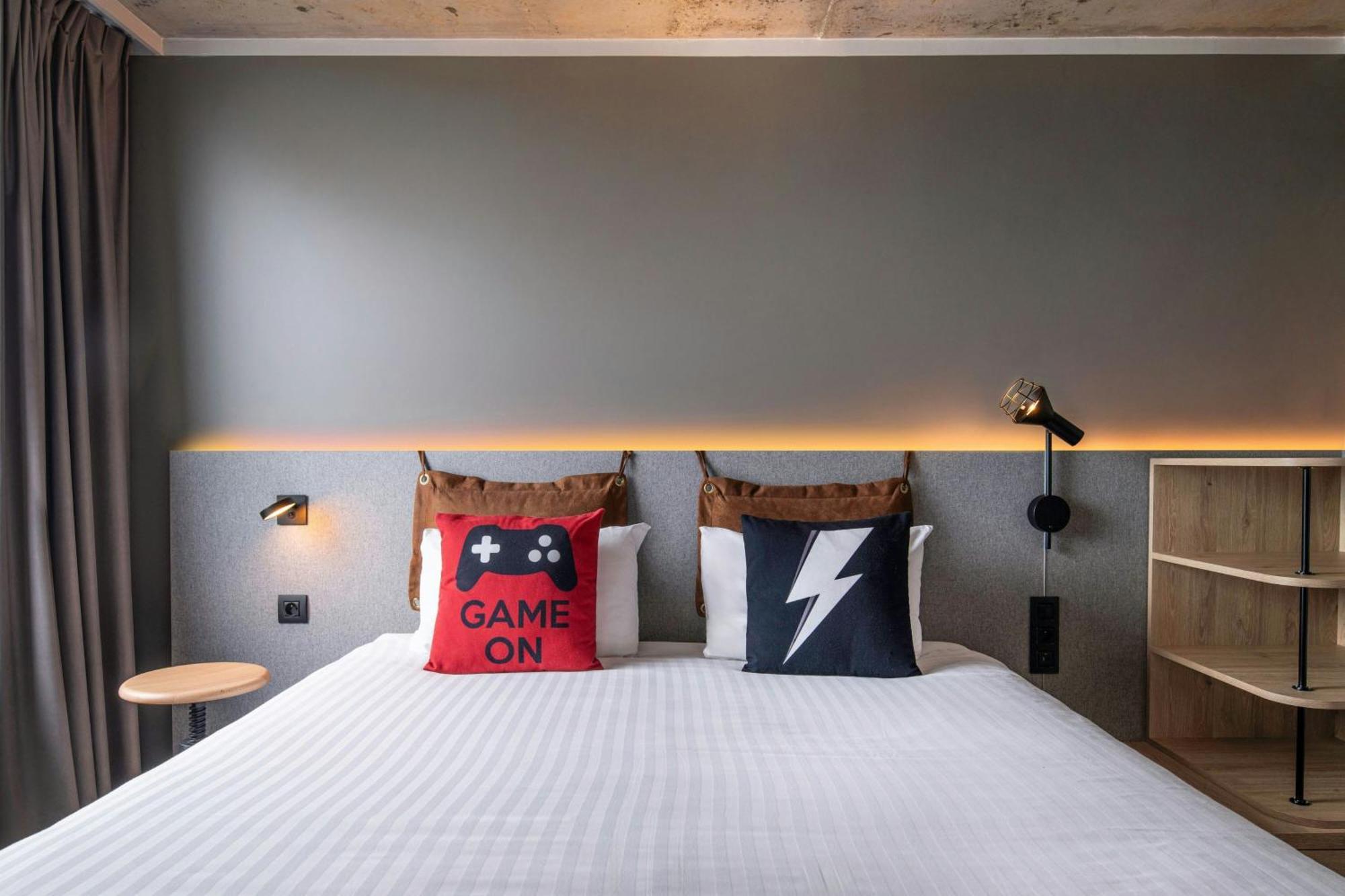 Moxy 3*