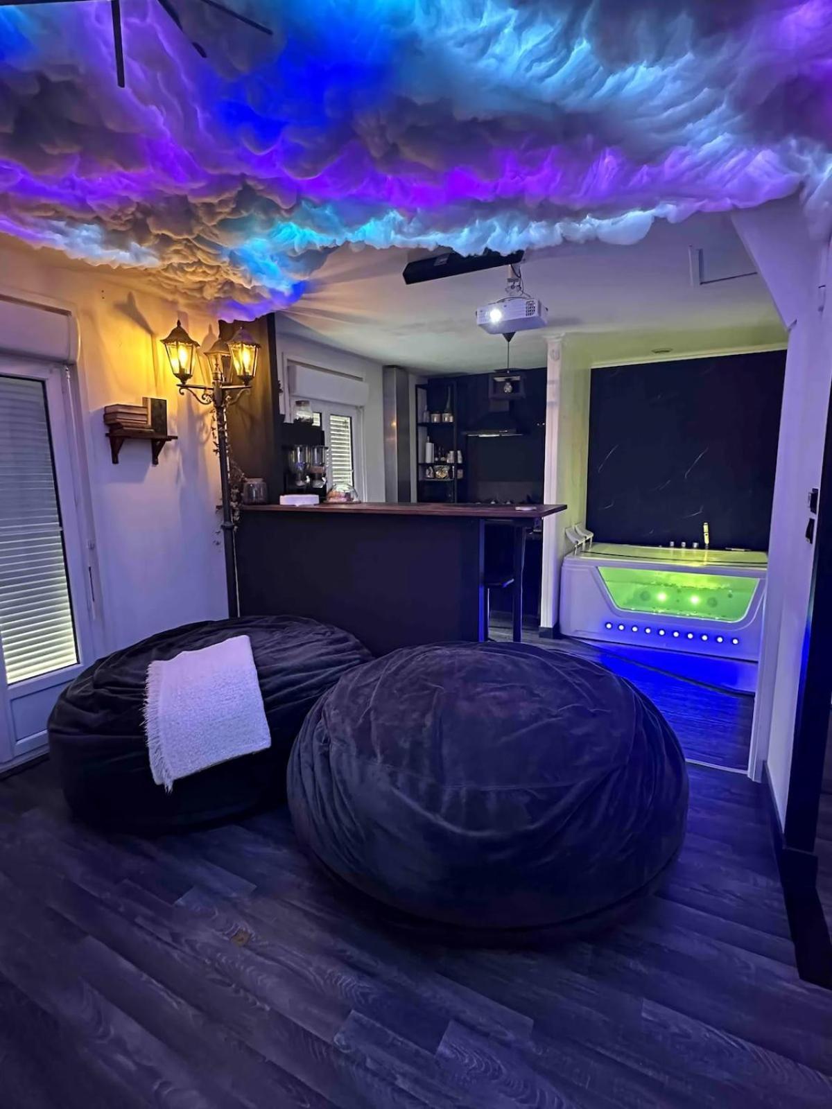 Cinema, Jacuzzi, Borne Arcade