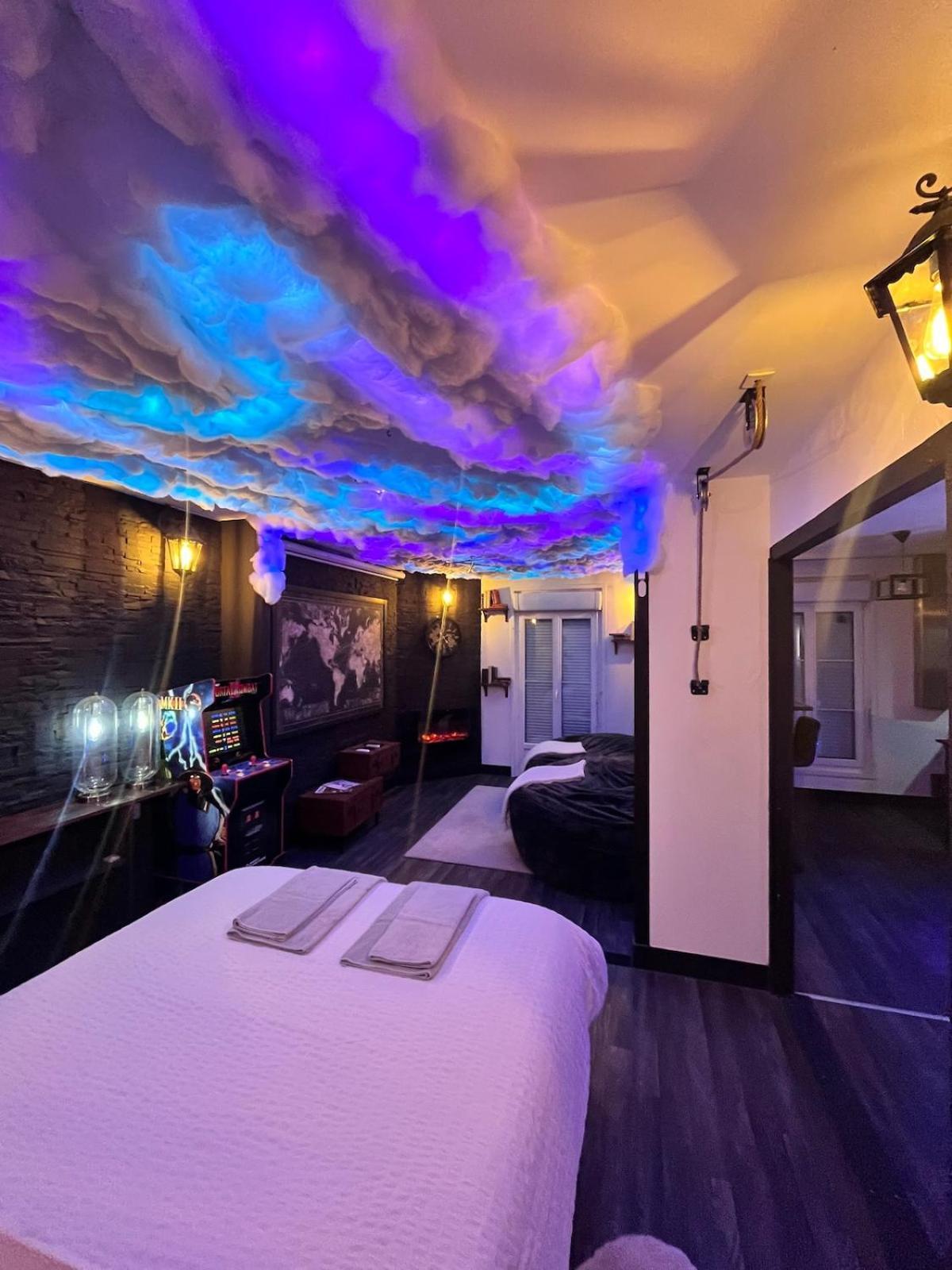 Cinema, Jacuzzi, Borne Arcade *