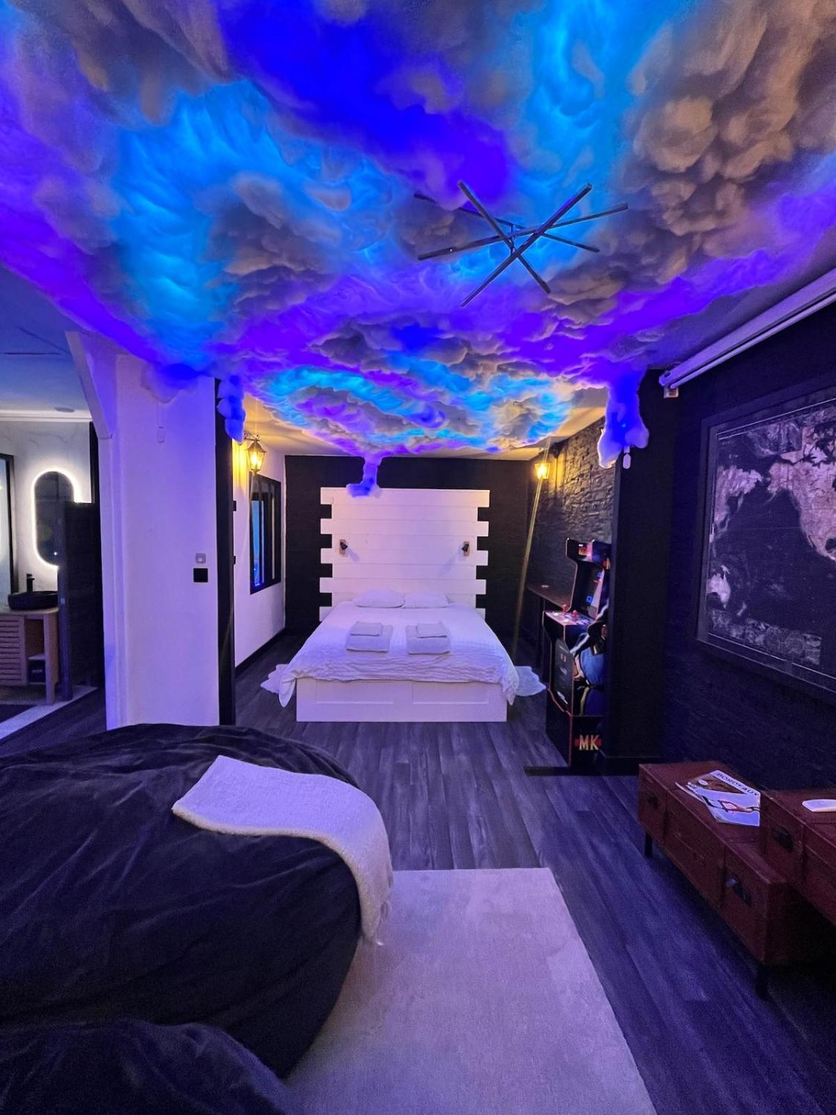 Cinema, Jacuzzi, Borne Arcade Apartment