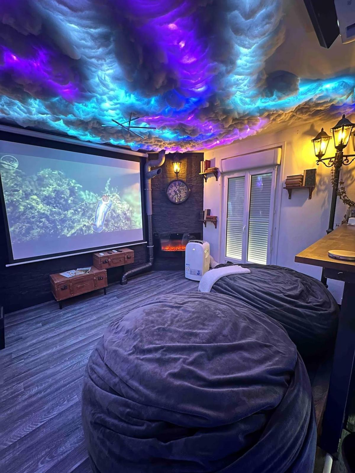Apartment Cinema, Jacuzzi, Borne Arcade *