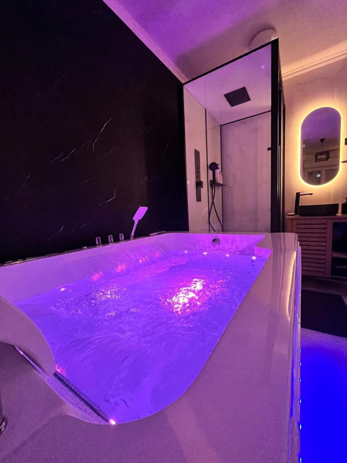 Cinema, Jacuzzi, Borne Arcade Apartment Bordeaux