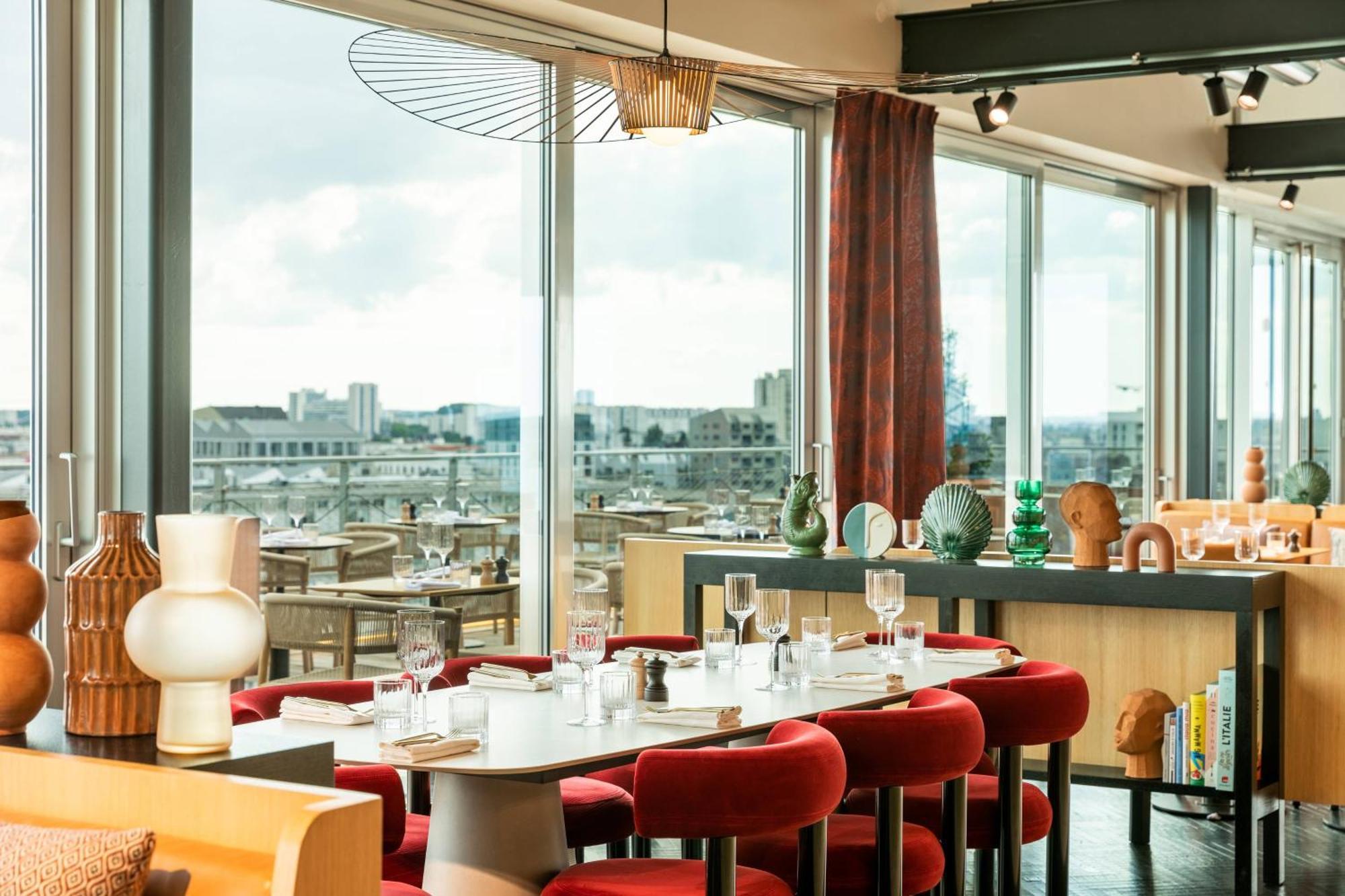 Renaissance Hotel 4*