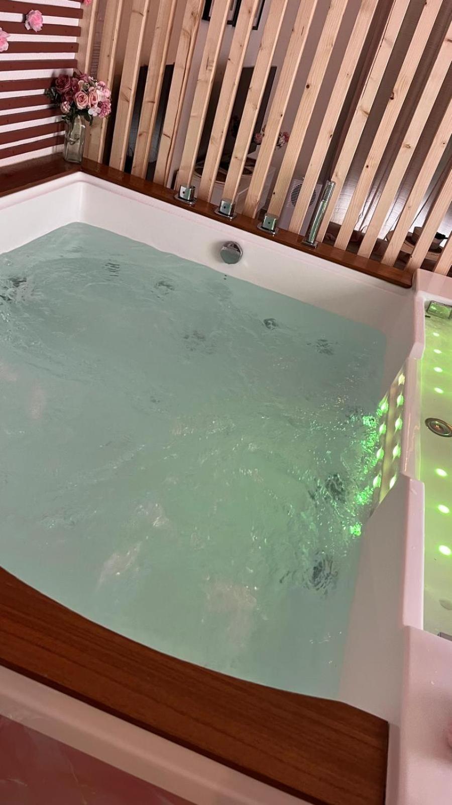Apparemment Jacuzzi Balneo Centre De Apartment *