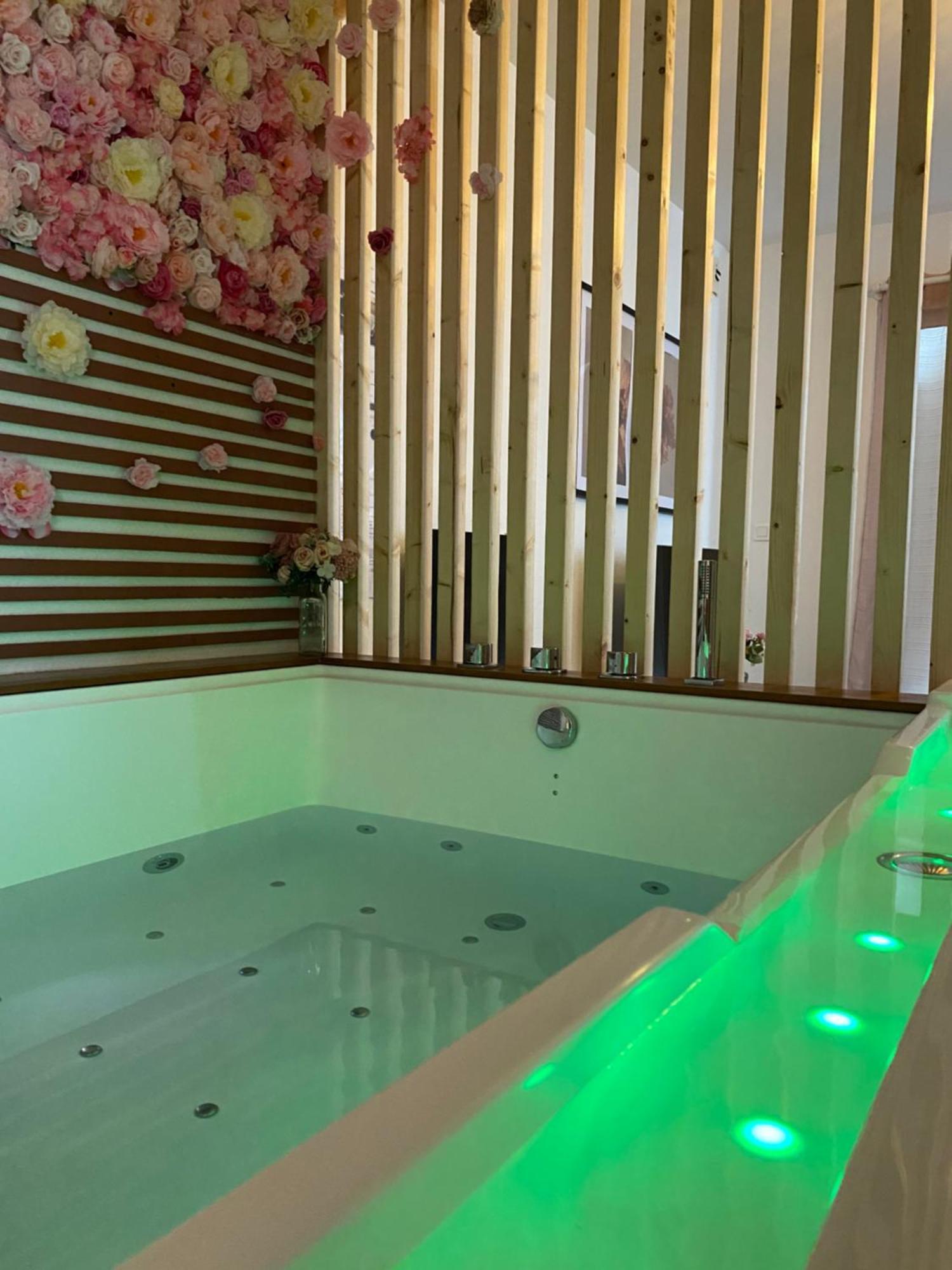 Apparemment Jacuzzi Balneo Centre De * Bordeaux