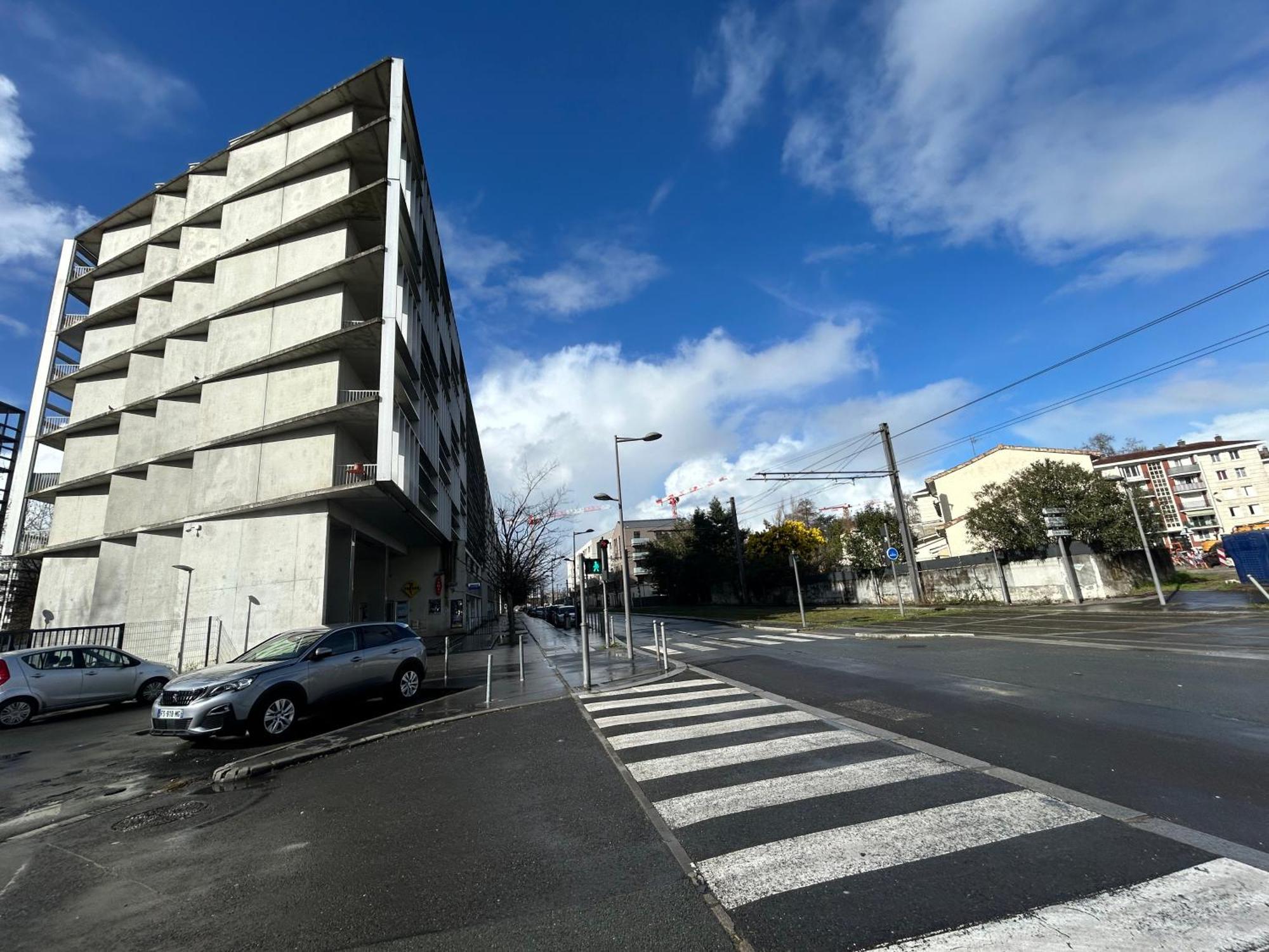 Large Bright T4, Tram, Parking Apartment Bordeaux
