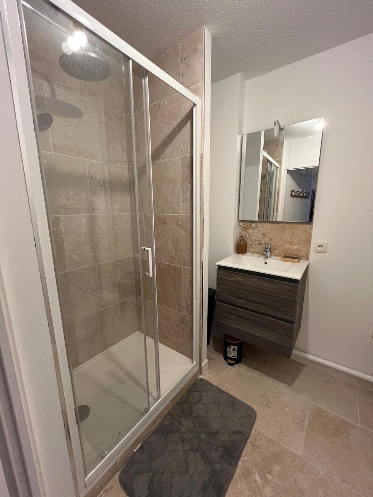 Large Bright T4, Tram, Parking Appartement *