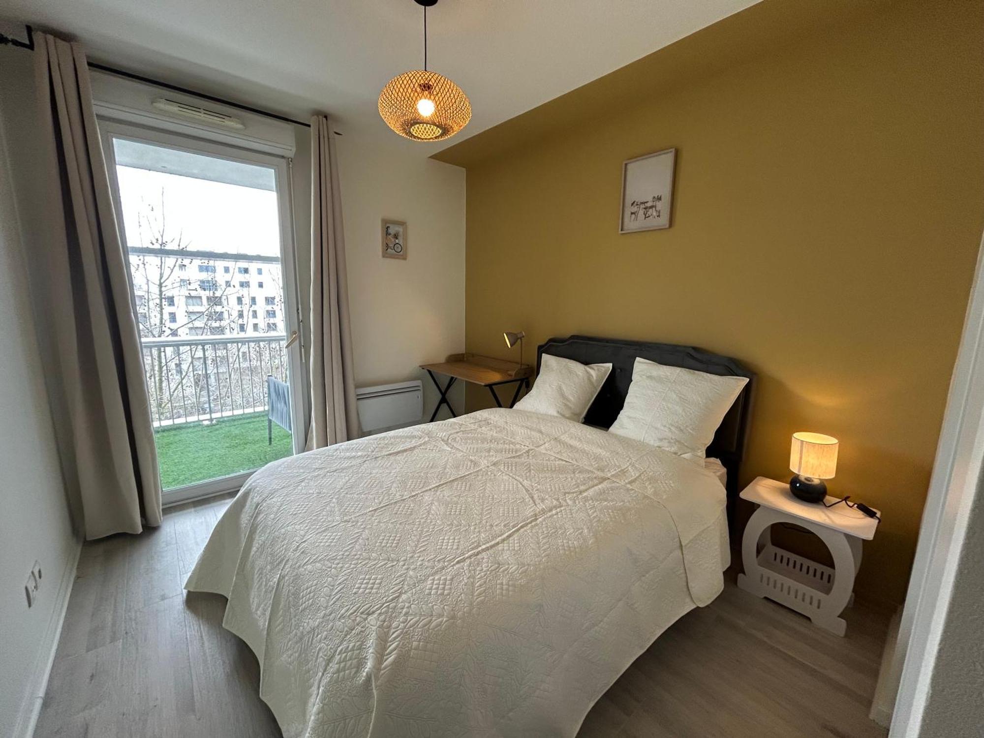 Large Bright T4, Tram, Parking *