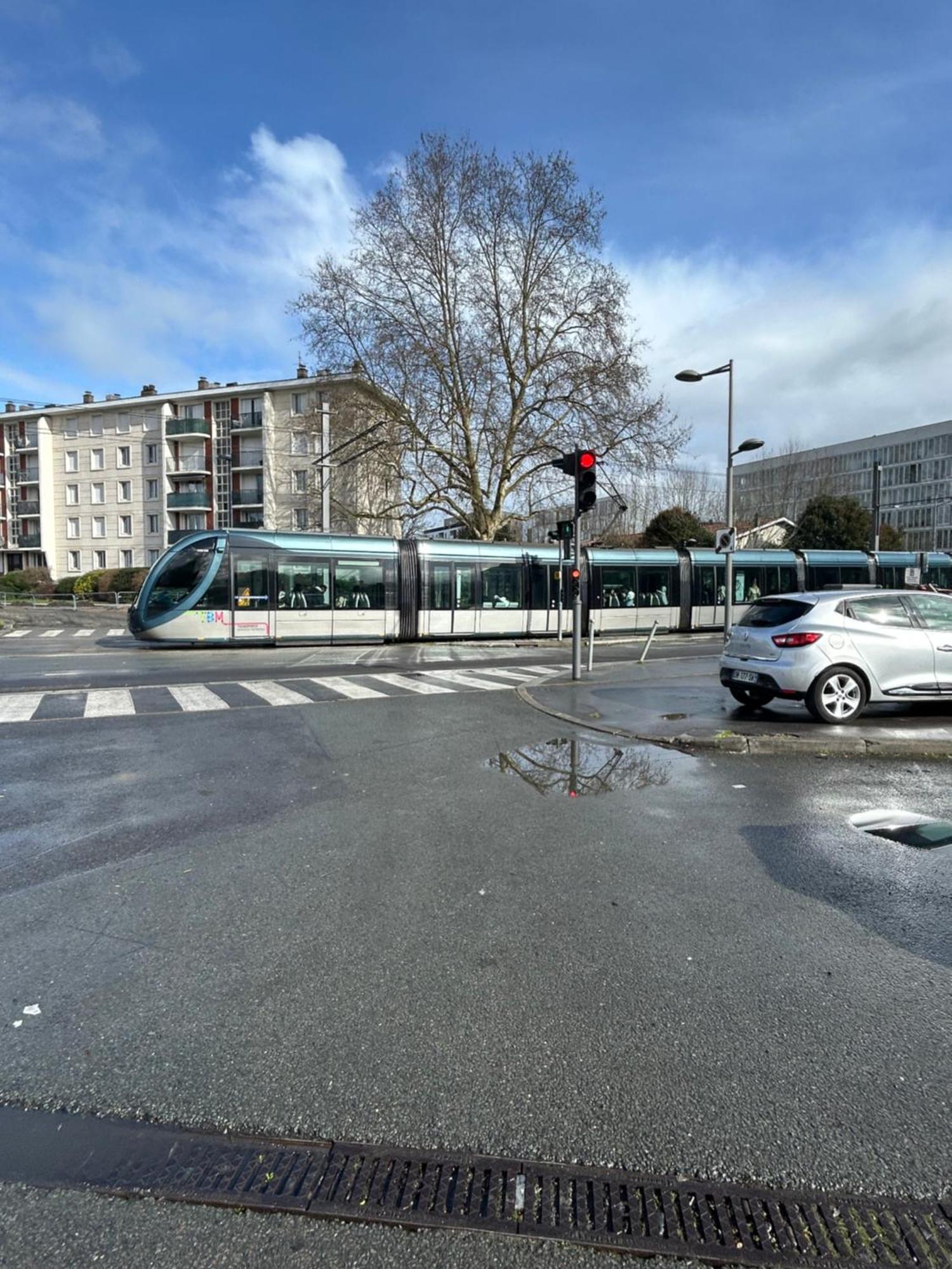 Large Bright T4, Tram, Parking Bordeaux