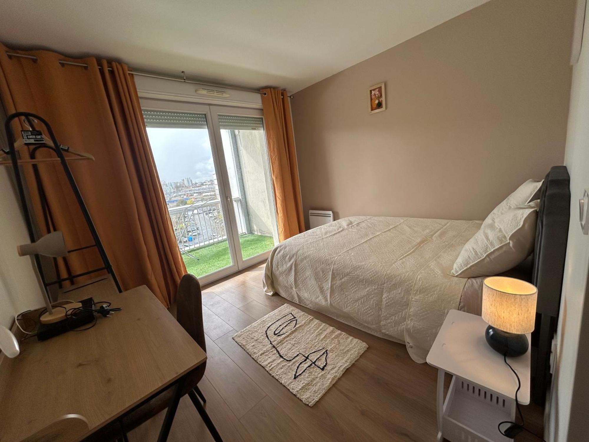 Large Bright T4, Tram, Parking Appartement Bordeaux