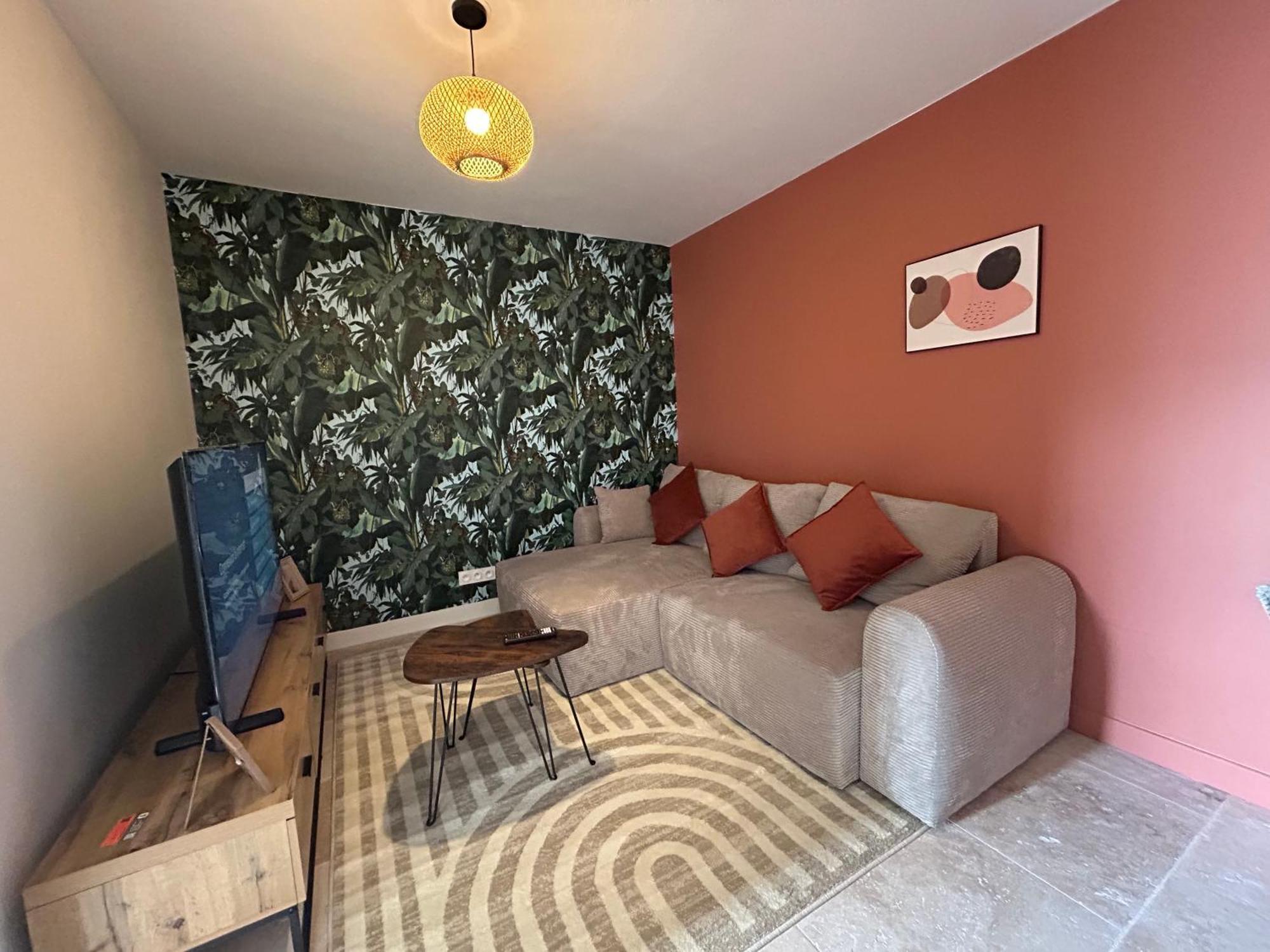 Large Bright T4, Tram, Parking Apartment