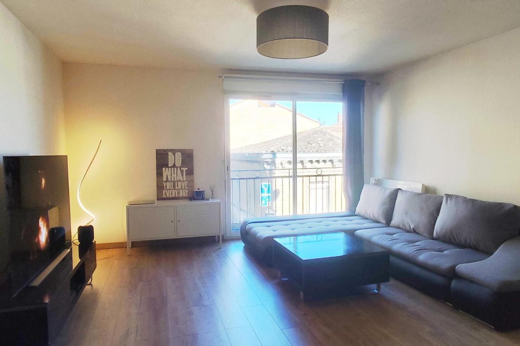 Spacious With Parking In Apartment