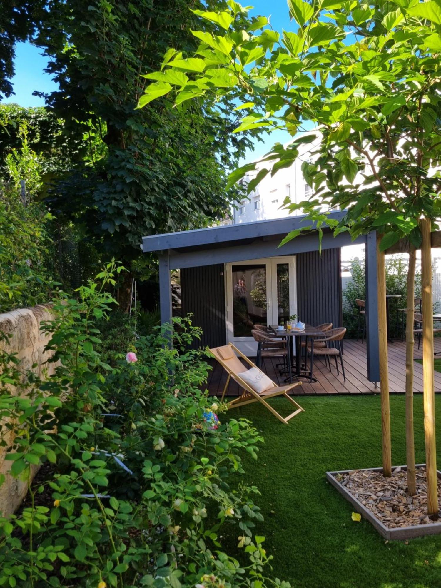 Hostel Bloom Bar & Garden *