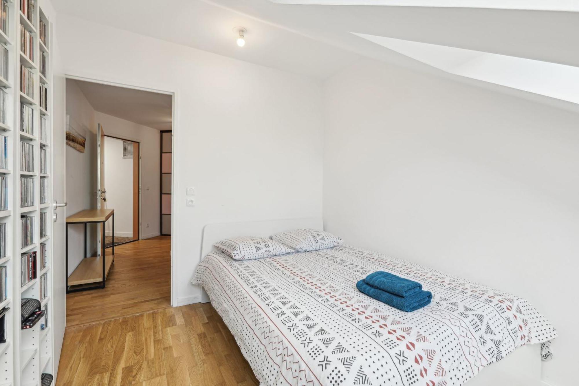 Spacious And Bright Apartment *