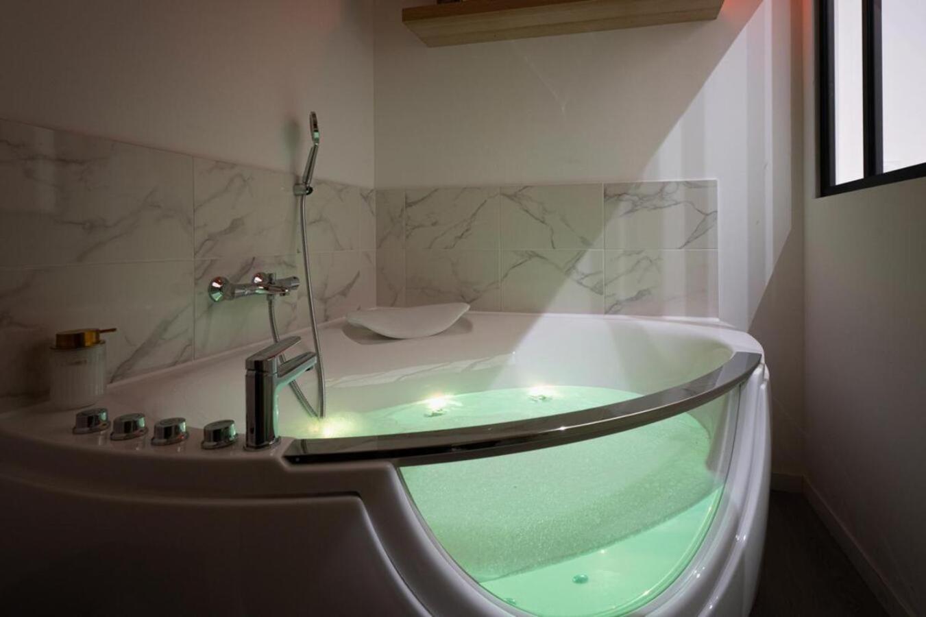 Apartment L'arcade Secrete Climatise, Jacuzzi, Borne D'arcade Centre