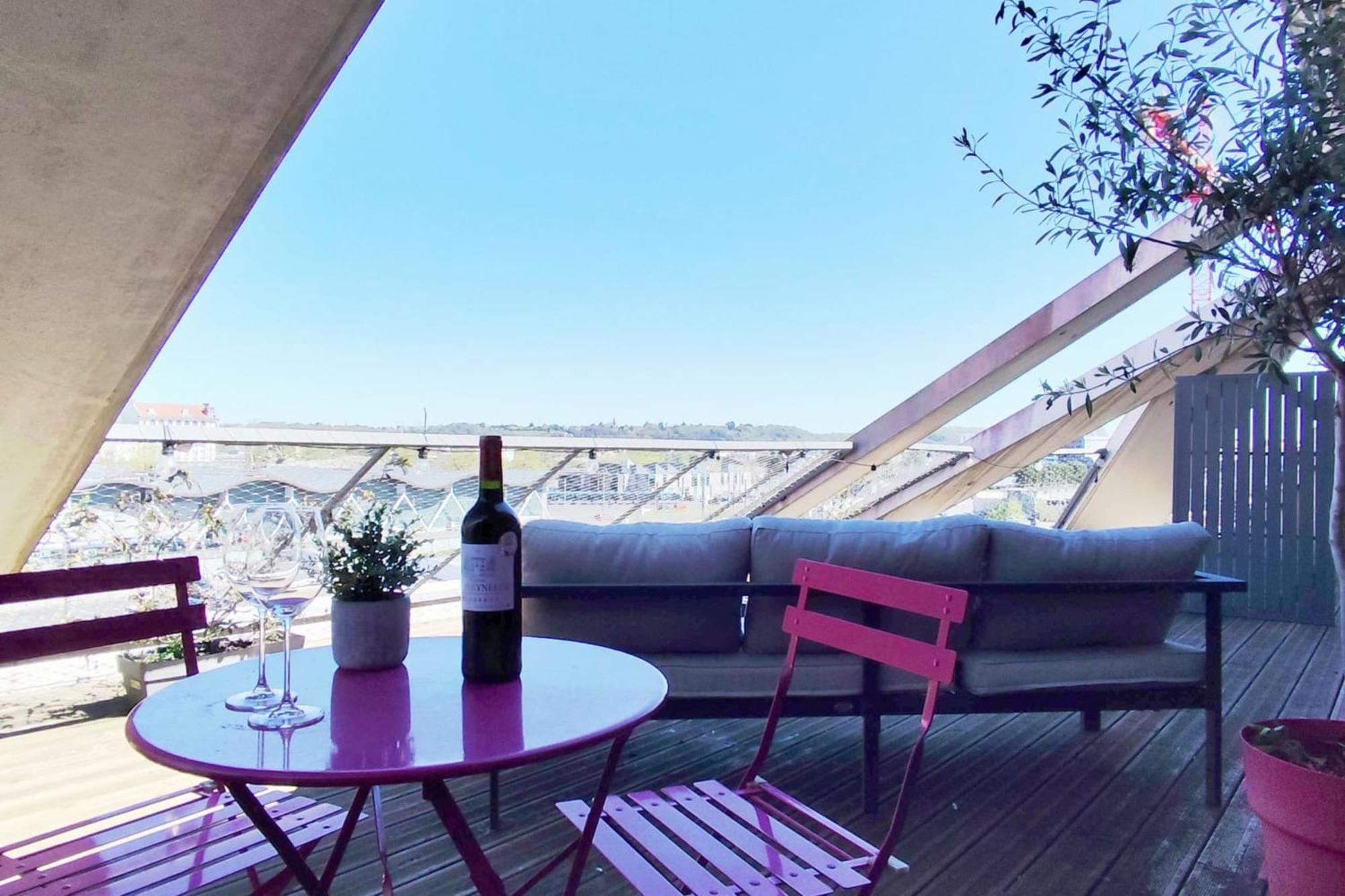 2 With Terrace In * Bordeaux