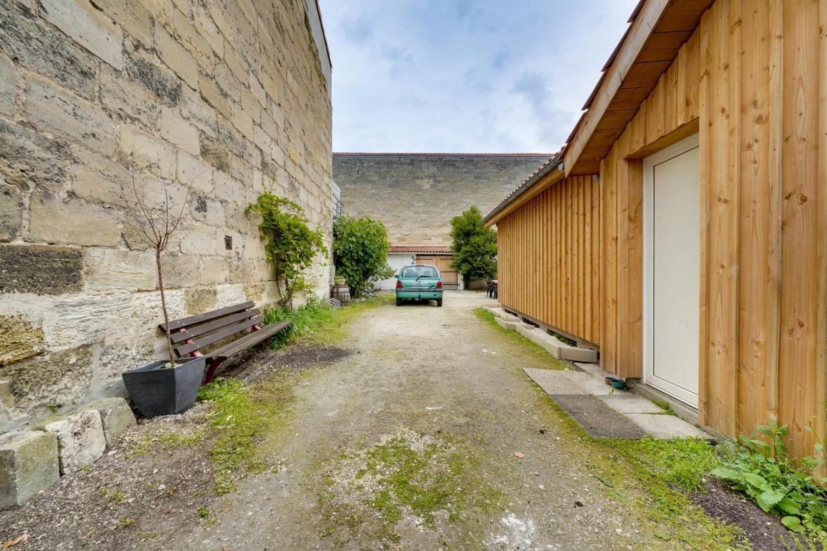Maison Avec Terrasse & Parking Bacalan Guest house