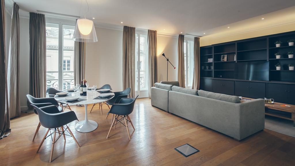 T4 Cours De L'intendance Bed & Breakfast *