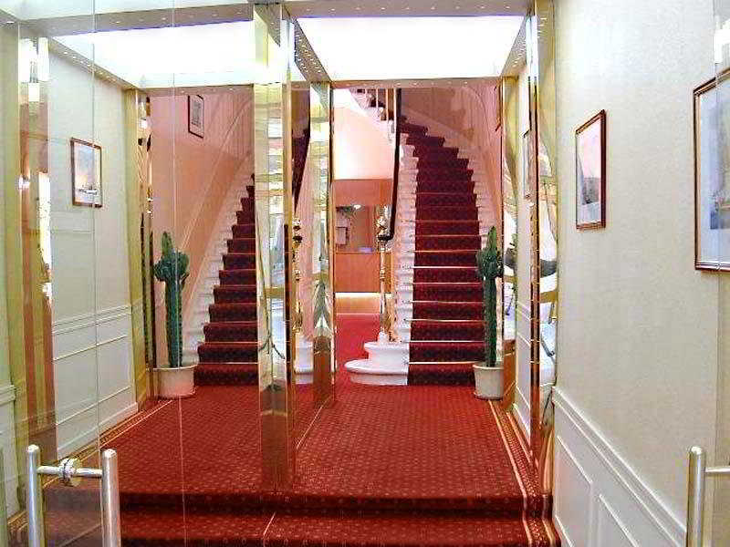 De La Presse Centre Hotel
