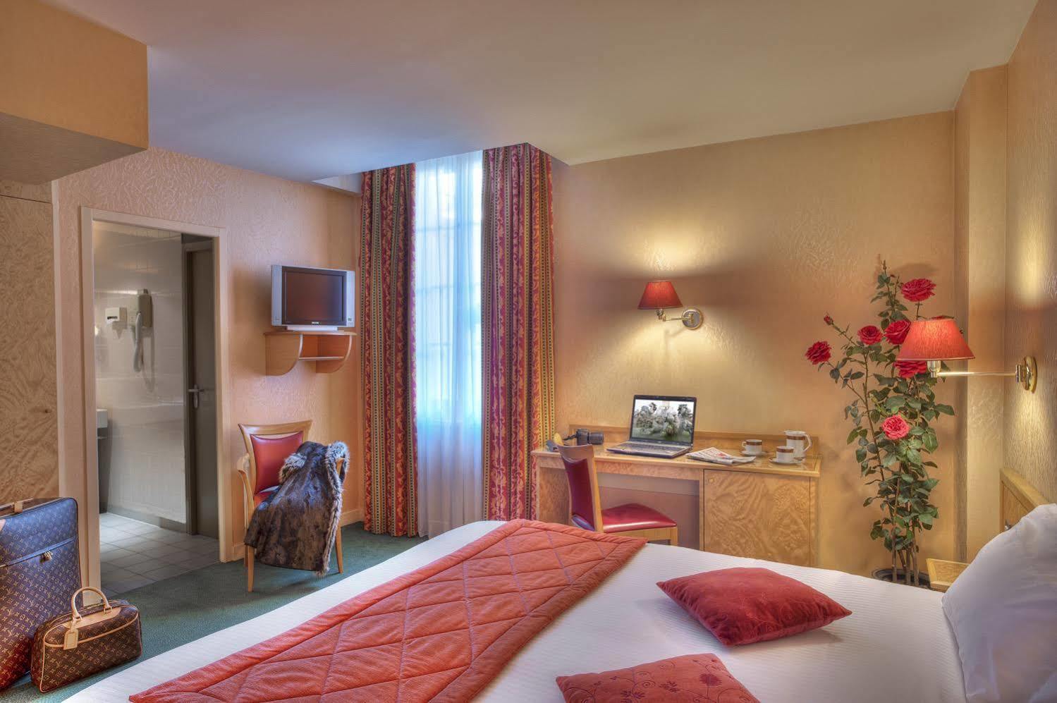 Khách sạn Western Premier Hbeo Centre 4*