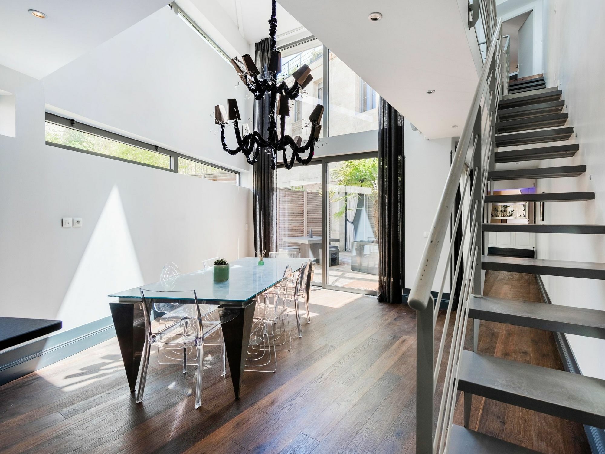 House 4 Bdrs & Bathrooms With Patio & Parking Apartment