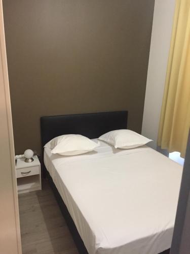 De La Boetie 4*