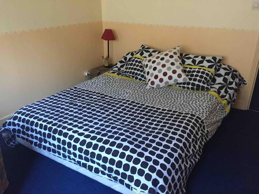 Quiet Duplex House Downtown Apartment *