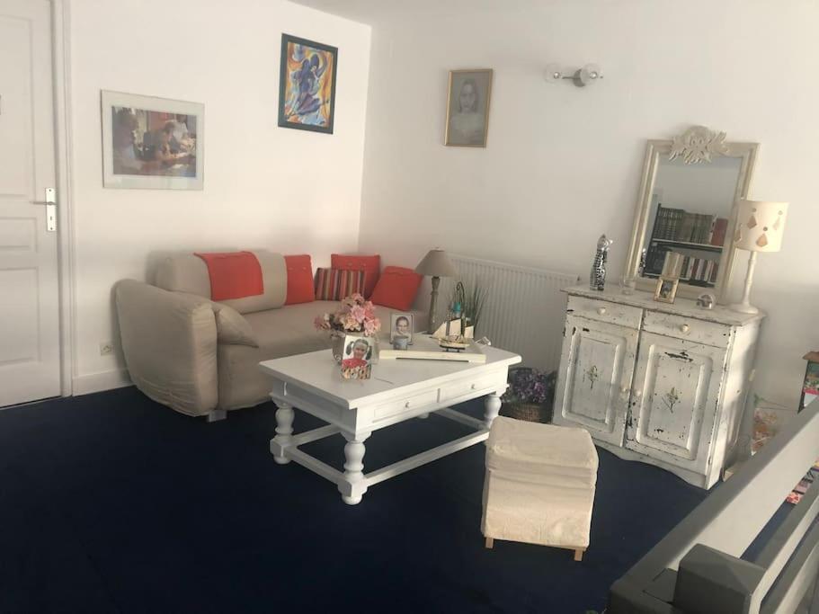 Quiet Duplex House Downtown Apartment