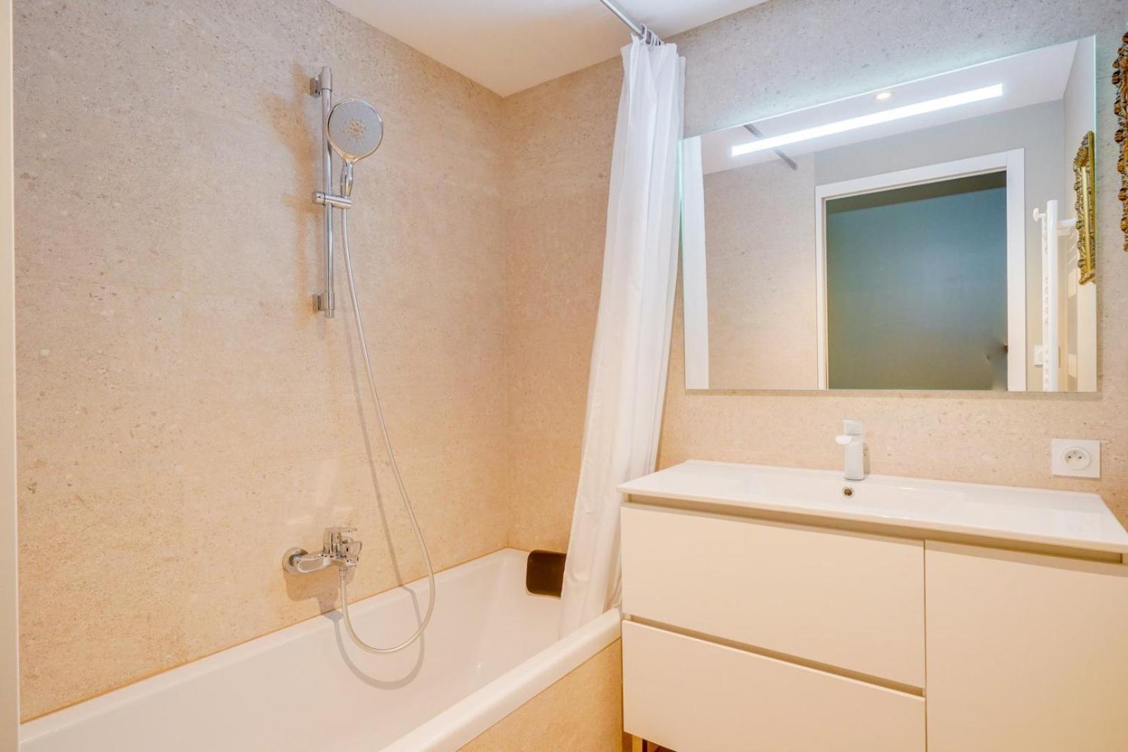 Guest house Spacious Family With Swimming Pool *