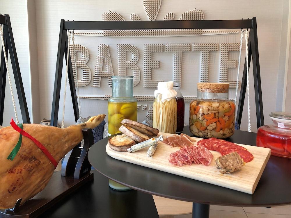 Khách sạn Hilton Garden Centre Bordeaux