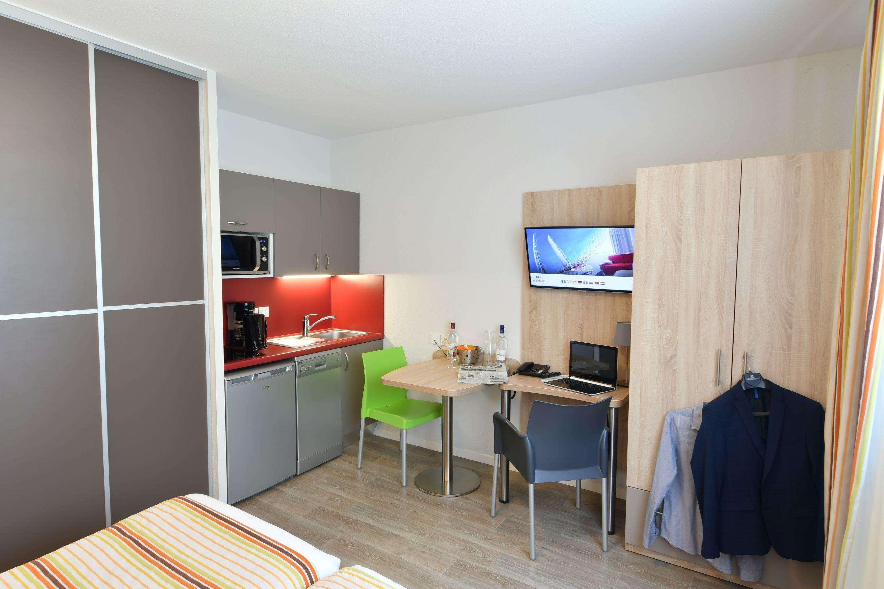 Hotel And Golf Bassins A Flot