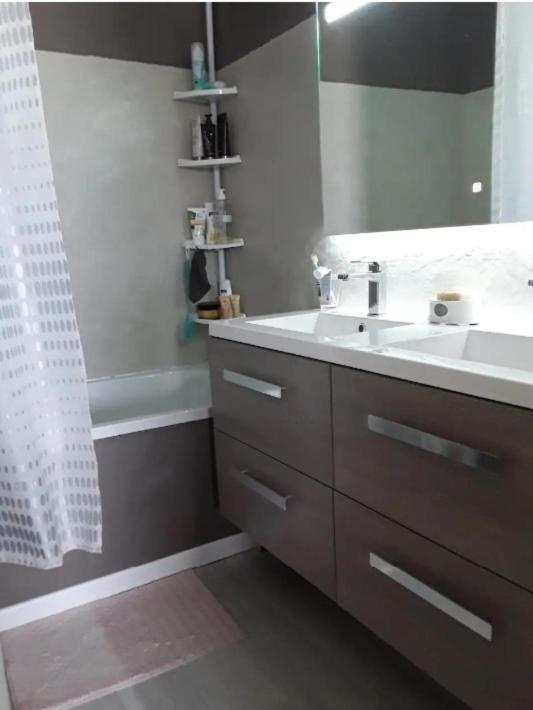 Chez L'habitante Avec Salle De Bain Et Cuisine Communes - Presence D'un Homestay *