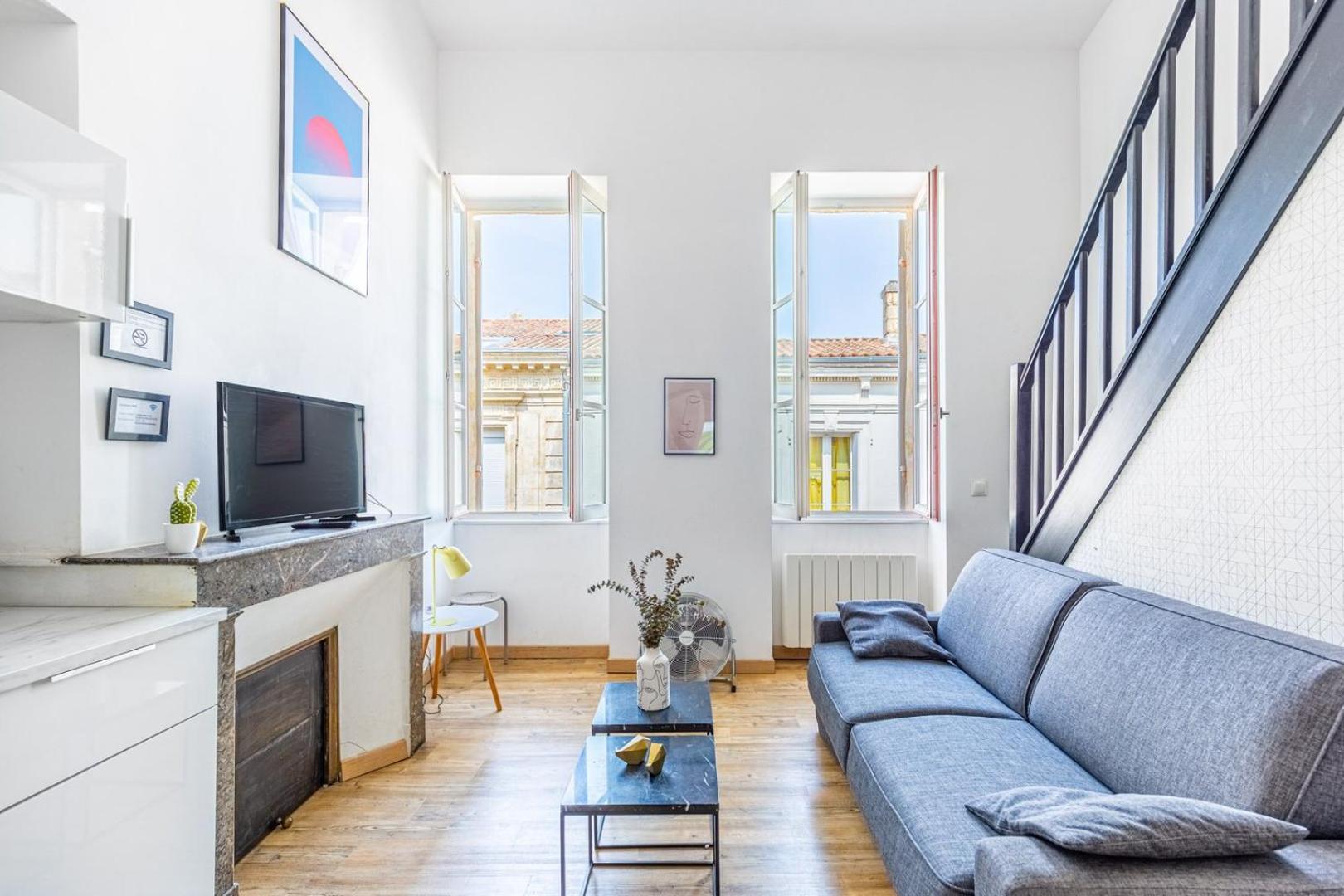 Apartment Centre *