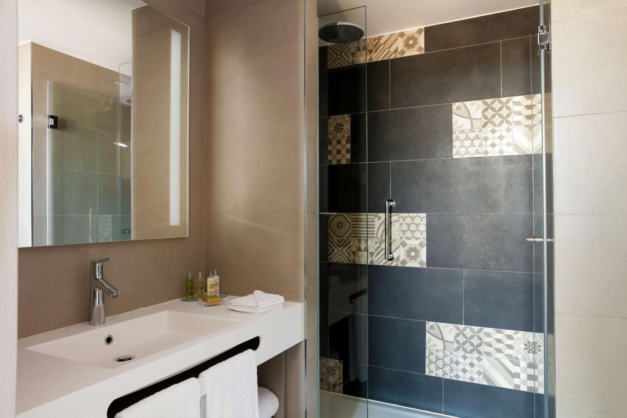 Hilton Garden Centre Khách sạn 4*